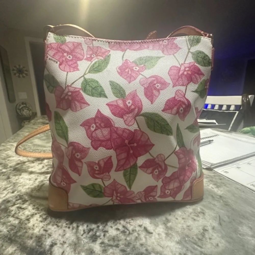 Dooney and Bourke BRAND NEW/RARE FLORAL FUSCHIA Pattern Crossbody Bag! - Picture 4 of 16